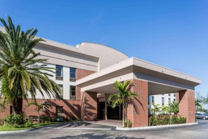 Days Inn  Suites by Wyndham Fort myers Near JetBlue Park Fort myers Florida